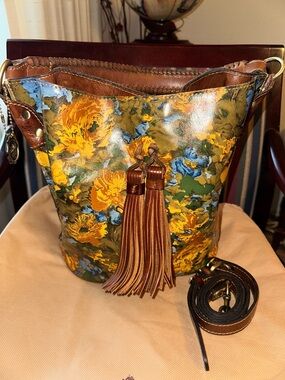 Patricia Nash Octavia Leather Shoulder or bucket bag, Floral Victorian Garden.